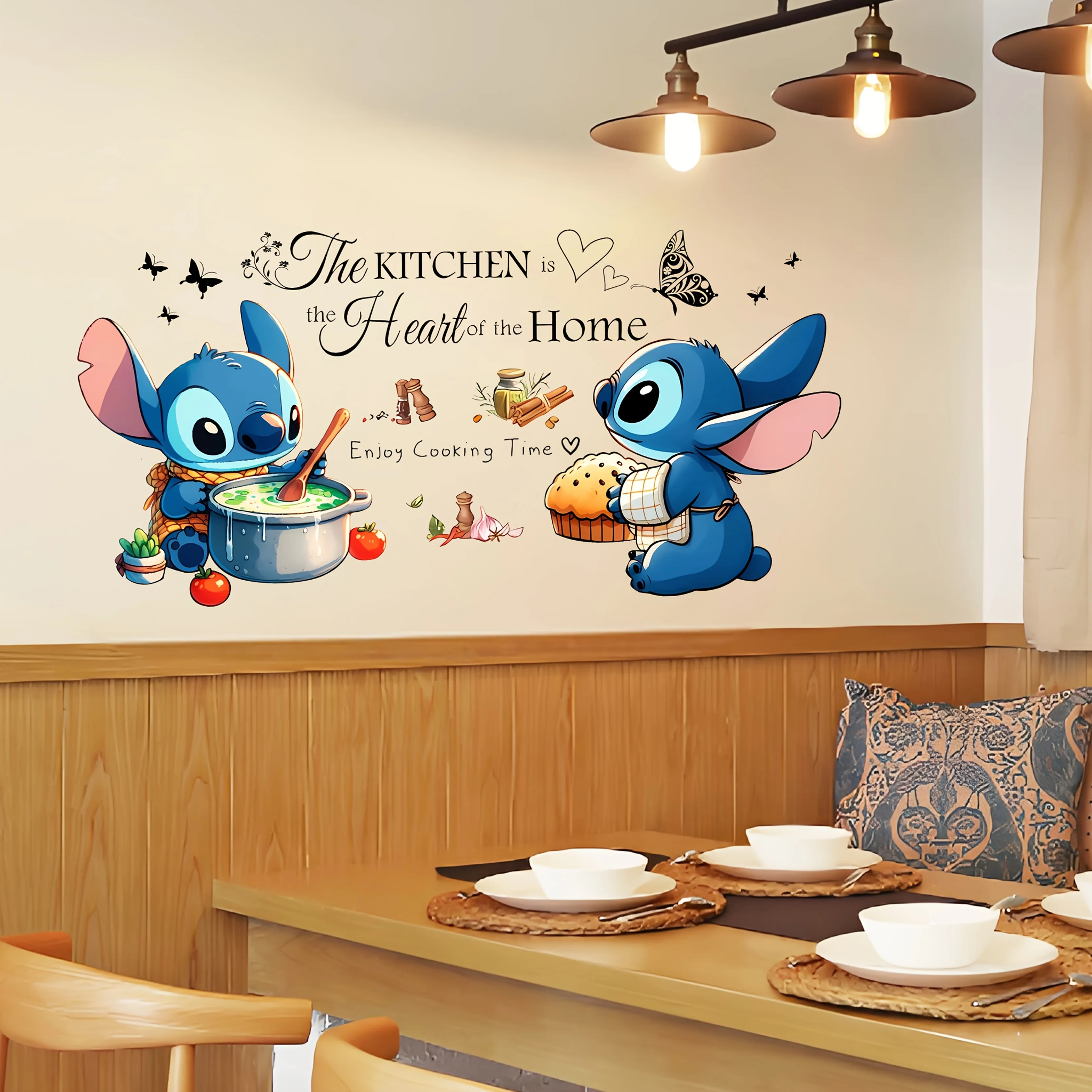 1 ملصق حائط ذو طابع ممتع، شخصية غرزة لطيفة، محاطة بمكونات مثل الطماطم والتوابل - مناسب للزجاج والجدران والثلاجات والمرايا وديكور الغرفة، وتصميم ممتع، وخيار هدايا المتسوقين في العطلات