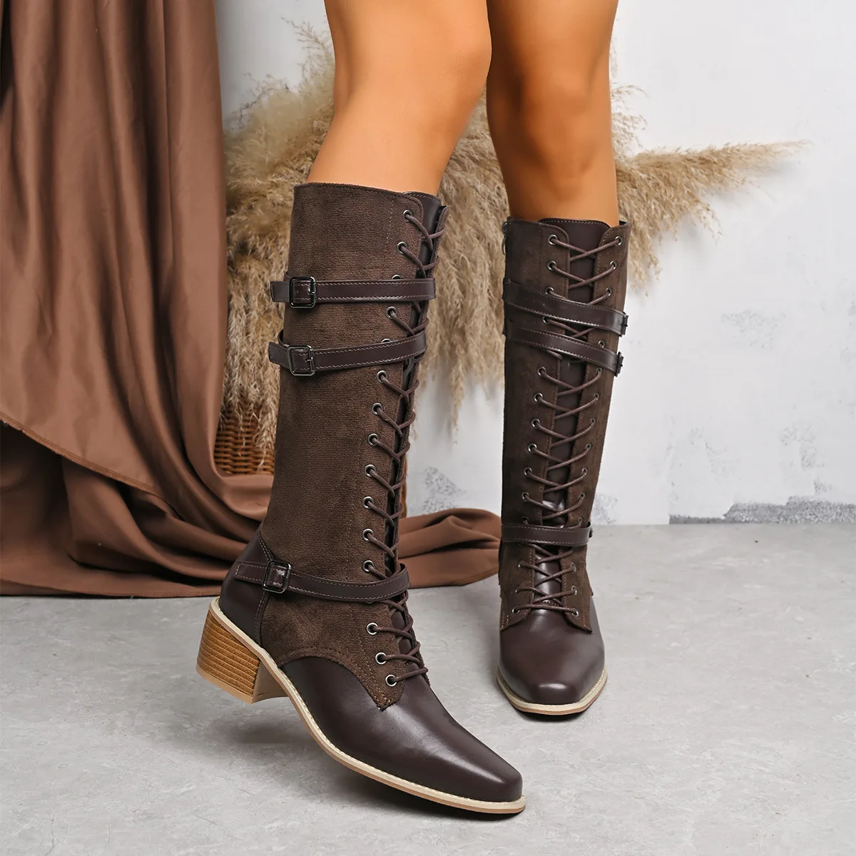 

Женская обувь больших размеров 35–43, осенне-зимние женские нескользящие ботинки до середины икры на платформе со шнуровкой и пряжкой на ремешке с острым носком, 2026