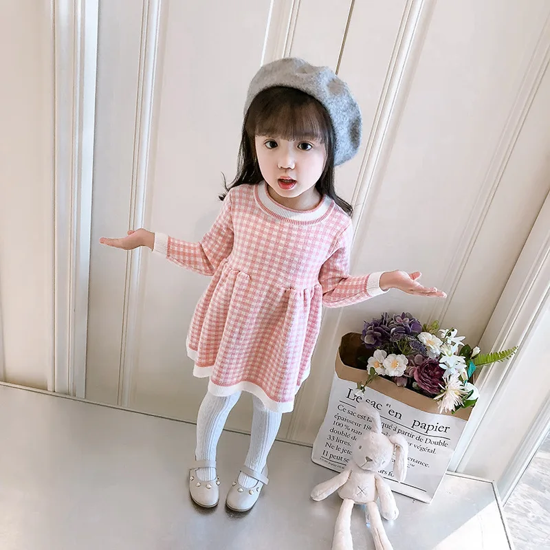 Neues kariertes, bedrucktes, langärmeliges, farbblockiertes, süßes und niedliches, modisches, warmes Mini-Wollkleid für Mädchen im Herbst und Winter. – Detail 9