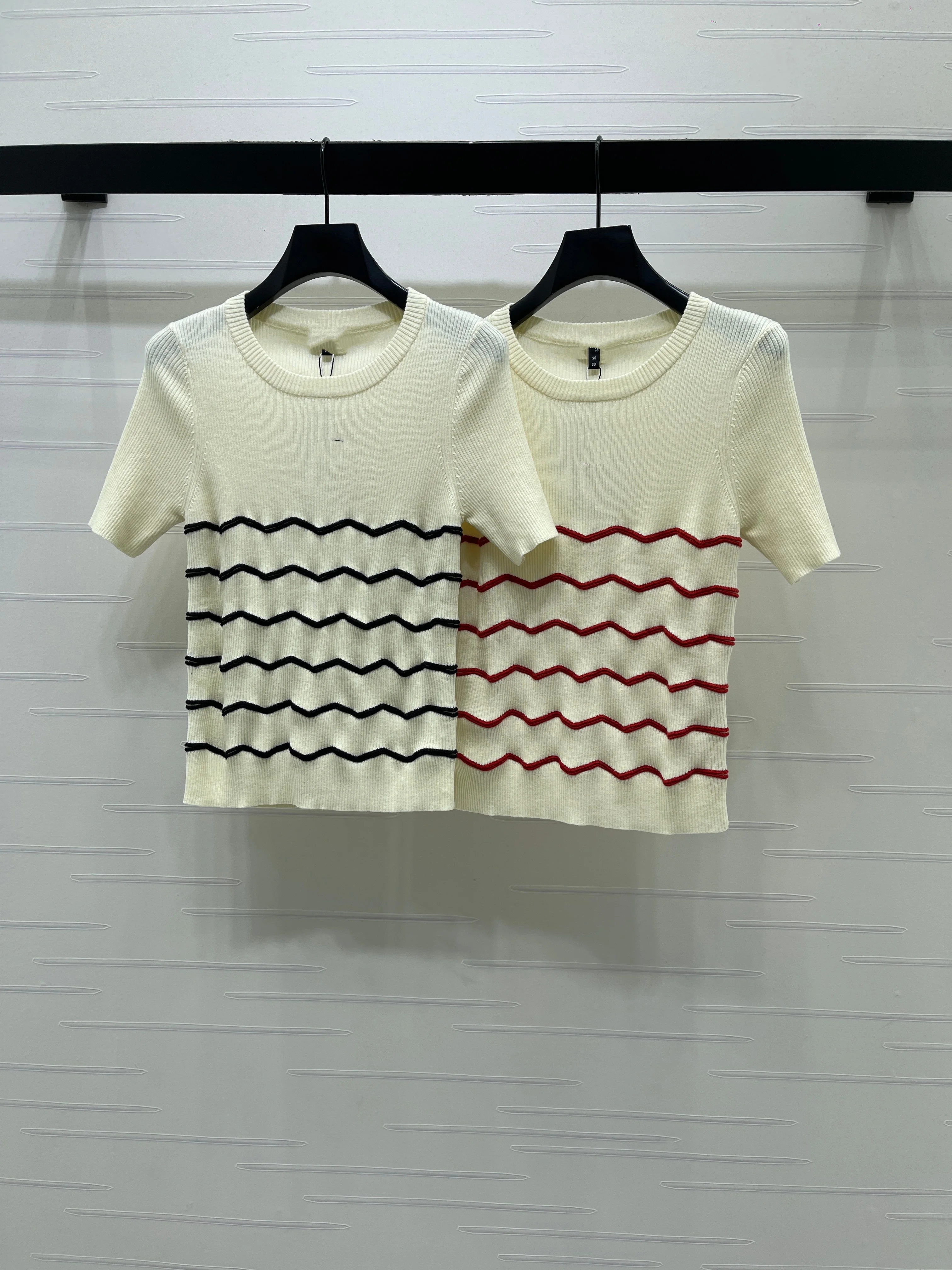 026 New! Contrasting Color Wave Pattern Knitted Short Sleeve! Knitted yarn is soft and breathable. Round-neck knitted short slee