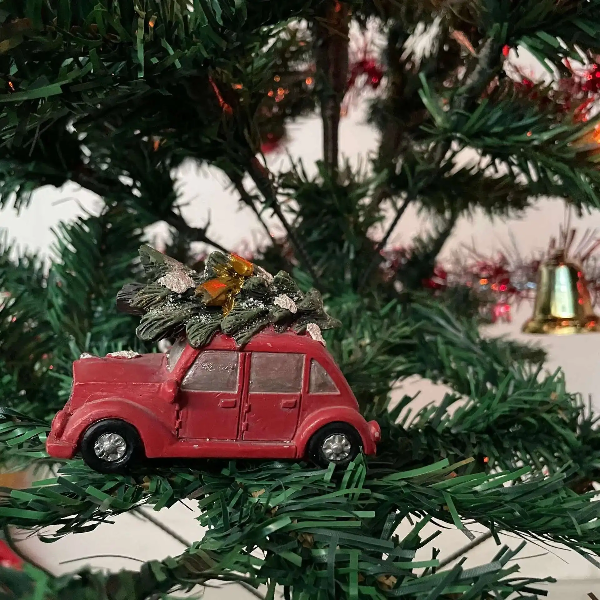 

Christmas New Product Red Small Truck Pulling Tree Decoration Christmas Home Courtyard Decoration Resin Crafts