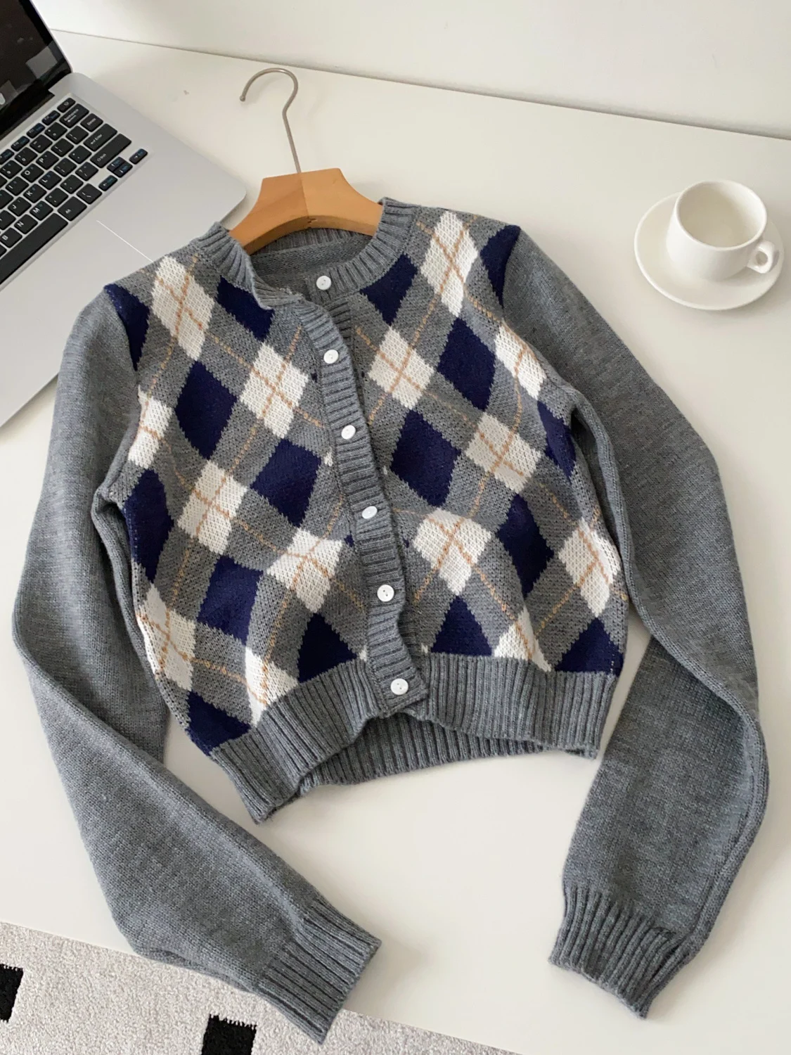 Sweter damski w stylu preppy, długi, dzianinowy, rozpinany, modny, z wzorem w romby, jesienne okrycie wierzchnie.