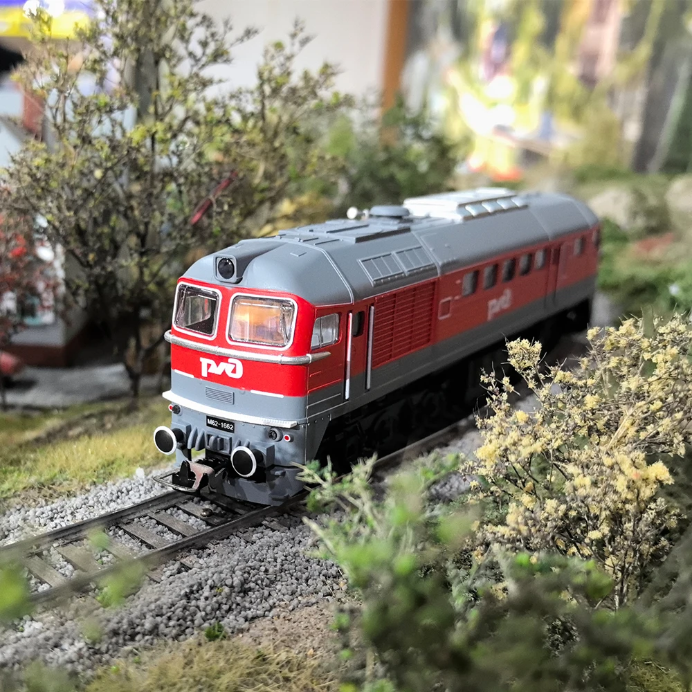 Tren de juguete tipo HO 1/87, modelo de tren con motor diésel M62 con potencia y faro, adornos de escritorio, modelo de tren, juguete para regalo para niño