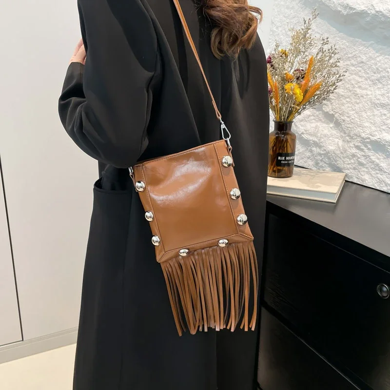 

Новые однотонные сумки на плечо с кисточками и заклепками из искусственной кожи, весна 2026, популярные модные мягкие маленькие квадратные сумки высокого качества