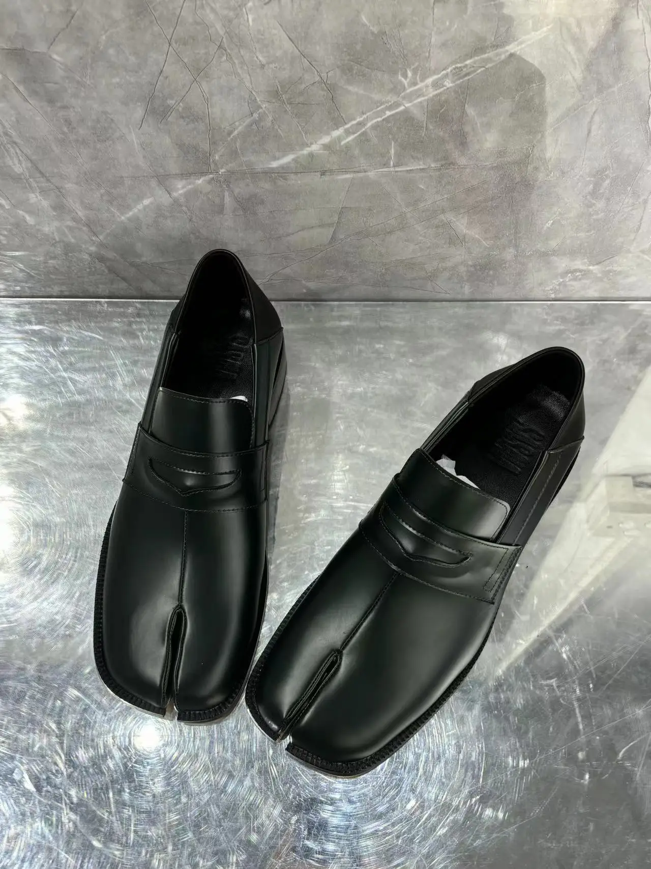 Nowy styl Tabi Toe Męskie skórzane mokasyny Ciemnozielony Czarny Mieszany kolor Slip On Square Heel Męskie pojedyncze buty na co dzień