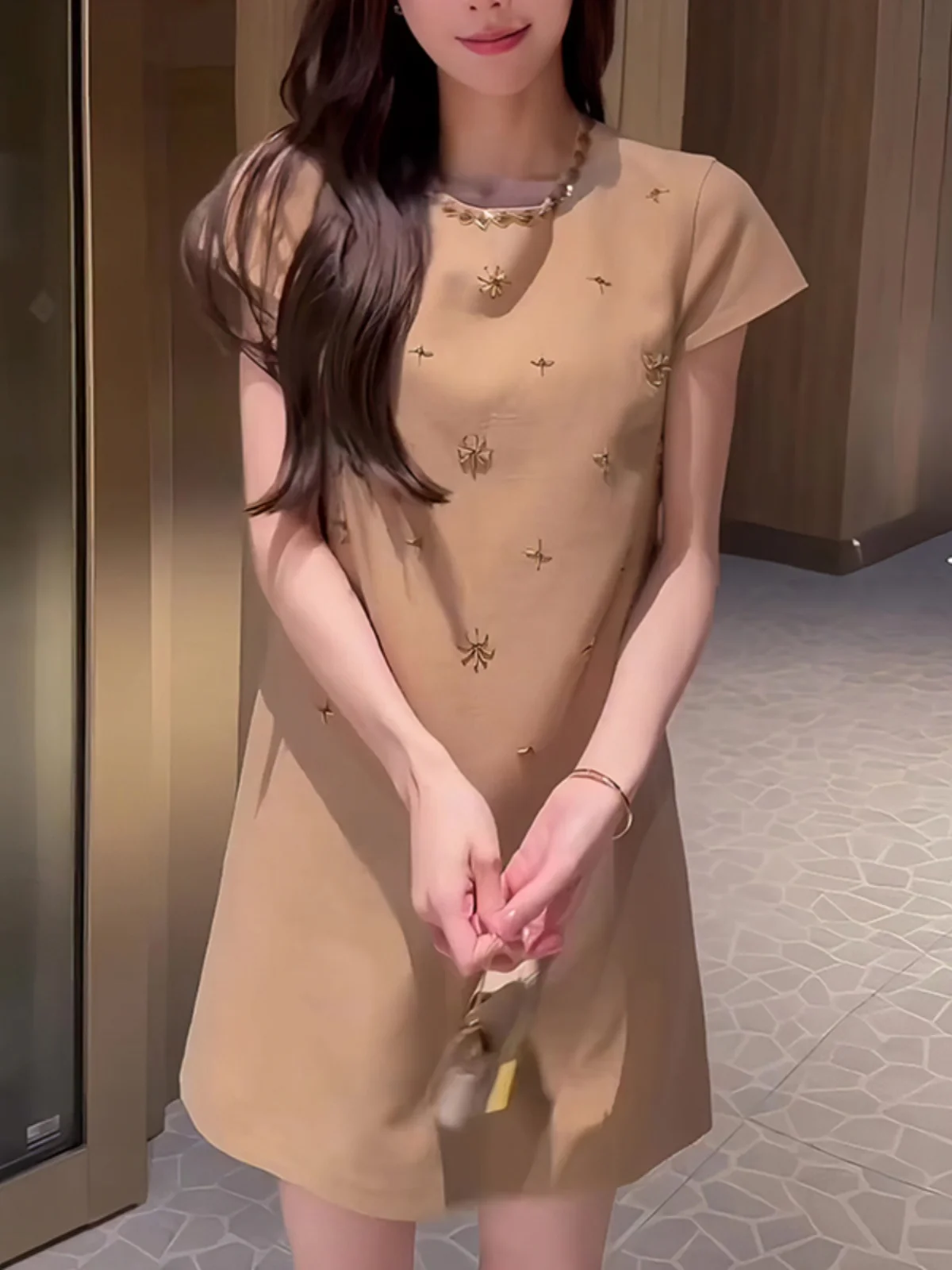 

Лето 2025: Новая универсальная юбка с объемной вышивкой, круглым вырезом, коротким рукавом, для повседневной носки, корейский стиль, приталенный крой.