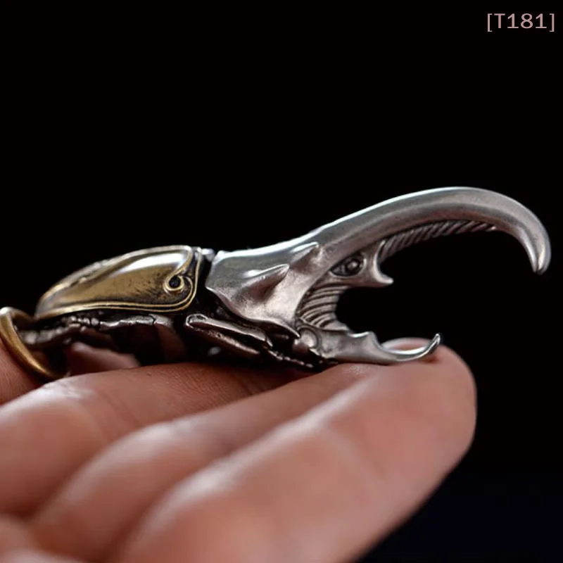 Llavero Vintage Beetle con Abrebotellas Metálico y Diseño Intrincado de Alas, Llavero Duradero para Hombre con Acabado Metálico, Regalo Único