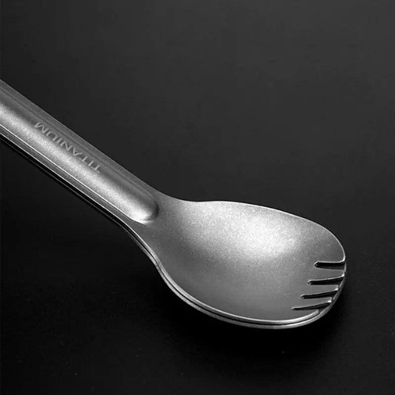 شوكة من التيتانيوم بمقبض طويل وشوكة للتخييم في الهواء الطلق وأدوات مائدة للنزهة