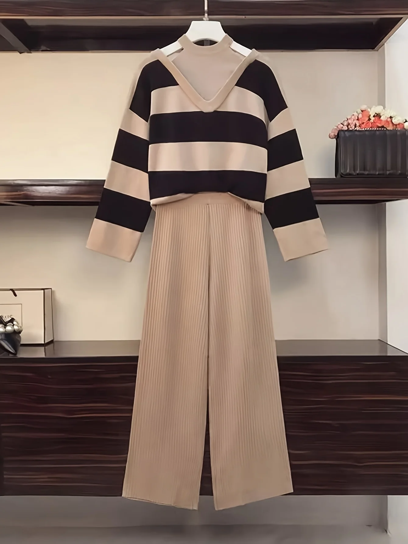 ليو يوي غو، خطوط كتلة الألوان. قميص نسائي محبوك مكون من قطعتين يشبه الصوف مع بنطال مضلع عالي الخصر. أسلوب غير رسمي. #1