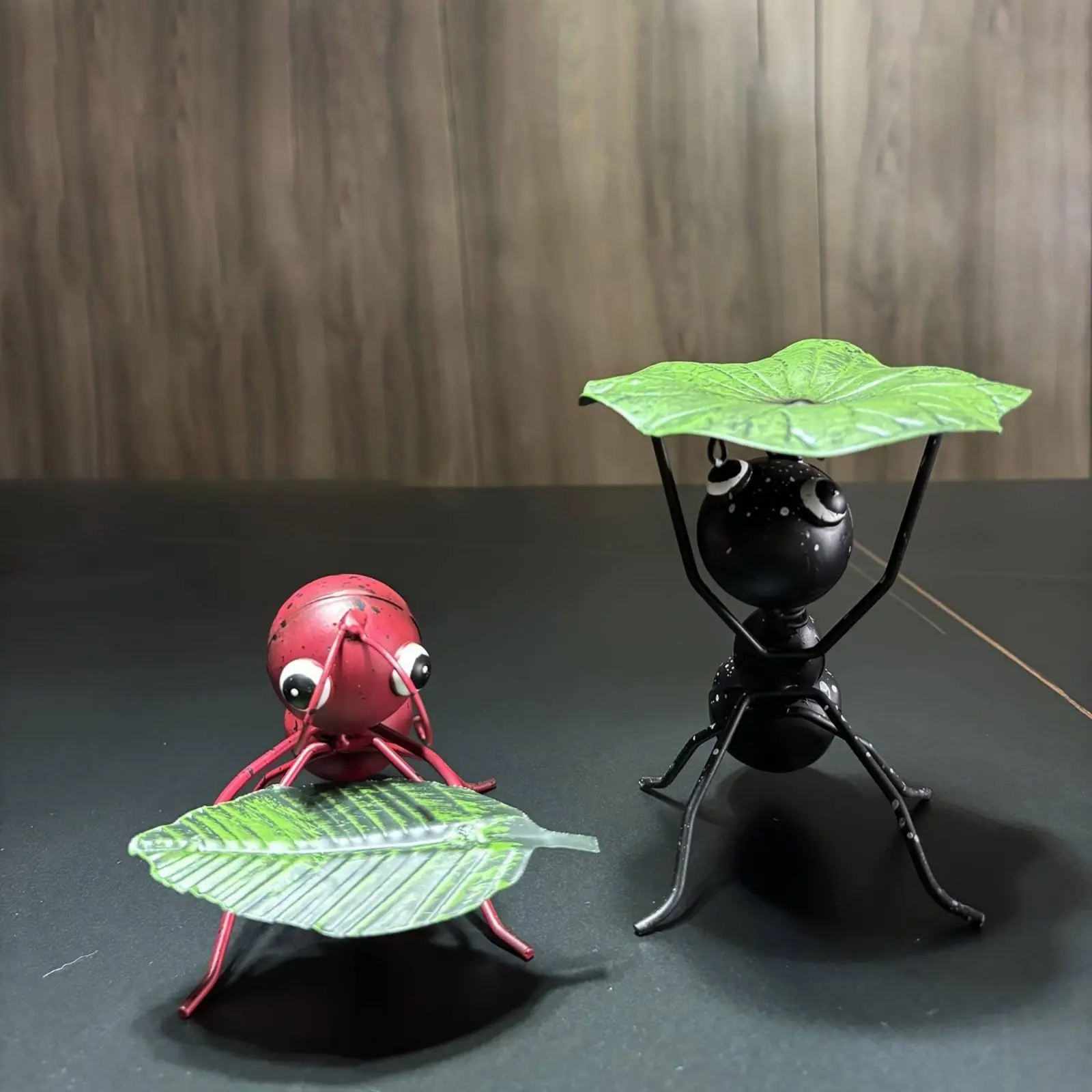 Figura de insecto metálica con diseño divertido, escultura de insecto de dibujos animados, arte para jardín, aspecto artesanal, decoración para el hogar, independiente para macizos de flores