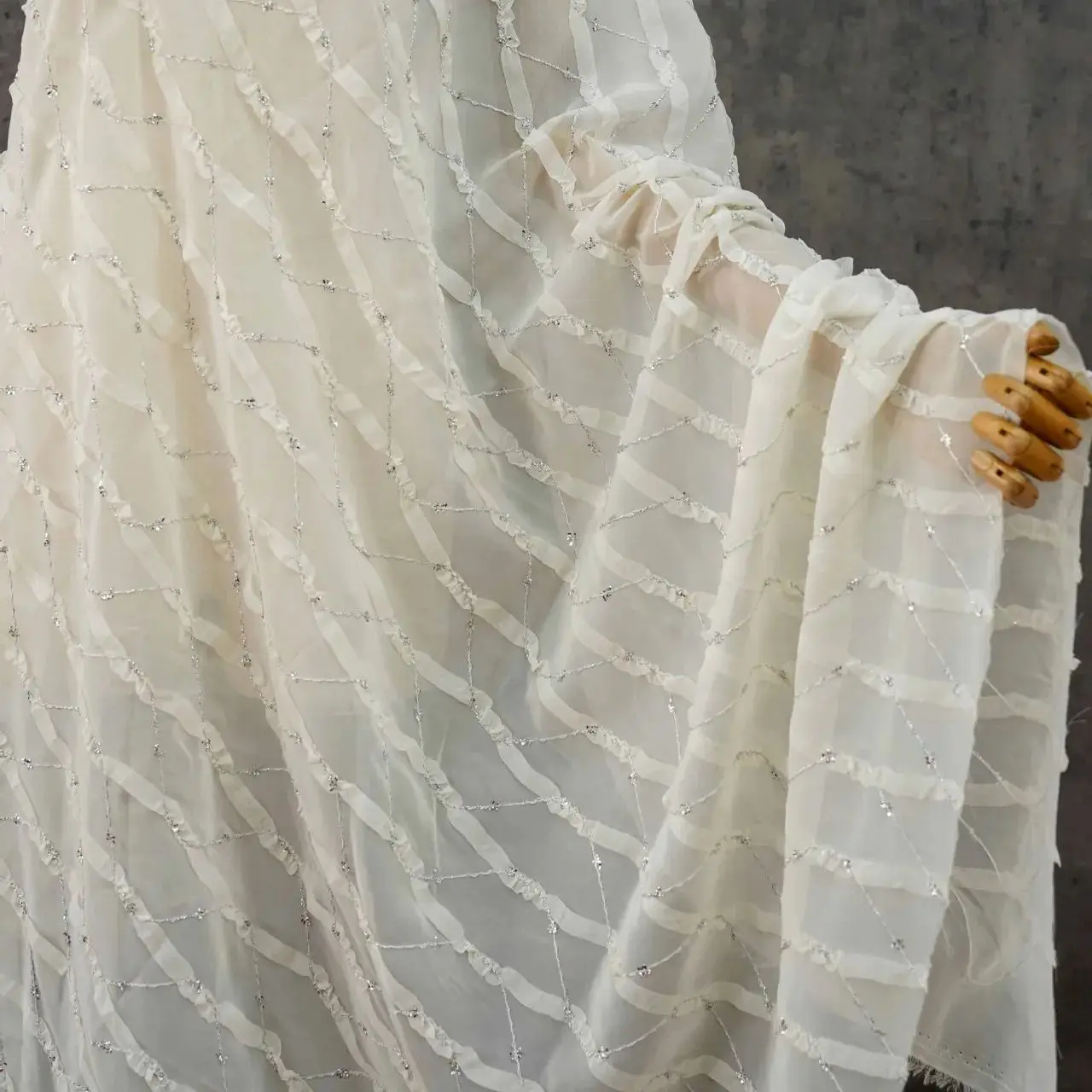 

Элегантное полосатое кружево с 3D волнистыми рюшами и блестящей вышивкой из шифоновой ткани для дизайнеров женской и детской одежды