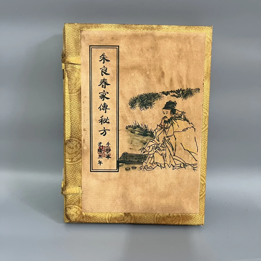 Un ensemble de quatre anciens livres de géographie médicale faits à la main sur la médecine traditionnelle chinoise (les recettes secretes familiales de Zhu Liangchun). Inve