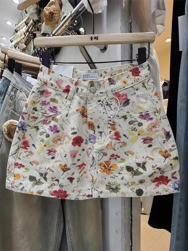

Белая джинсовая короткая юбка с цветочным принтом для женщин летом, милая и с высокой талией, утягивающая талию, обнимающая талию и обнимающая бедра.