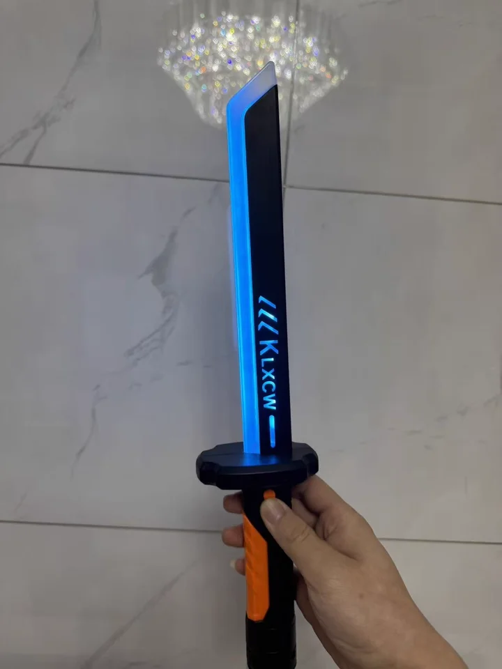 45 cm oplaadbaar regenboog led-lichtgevend cyberzwaard met vonk- en rookeffect Gratis USB-druppelkop en 5 Flint Sparks-upgradewaarschuwing