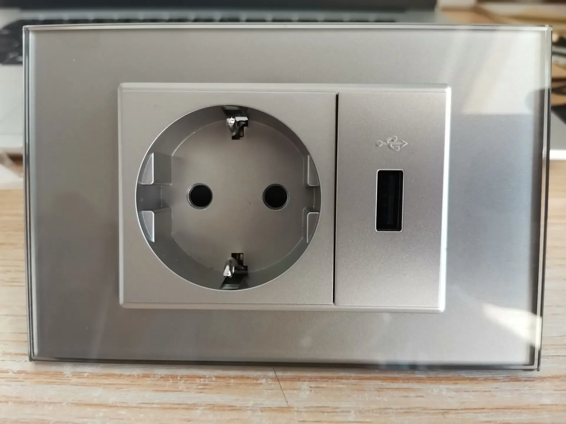 

Новая двухместная розетка Livolo EU и USB-розетка, панель из белого хрустального стекла, настенная розетка переменного тока 110 ~ 250 В, 16 А, VL-C9C1EU1U-11