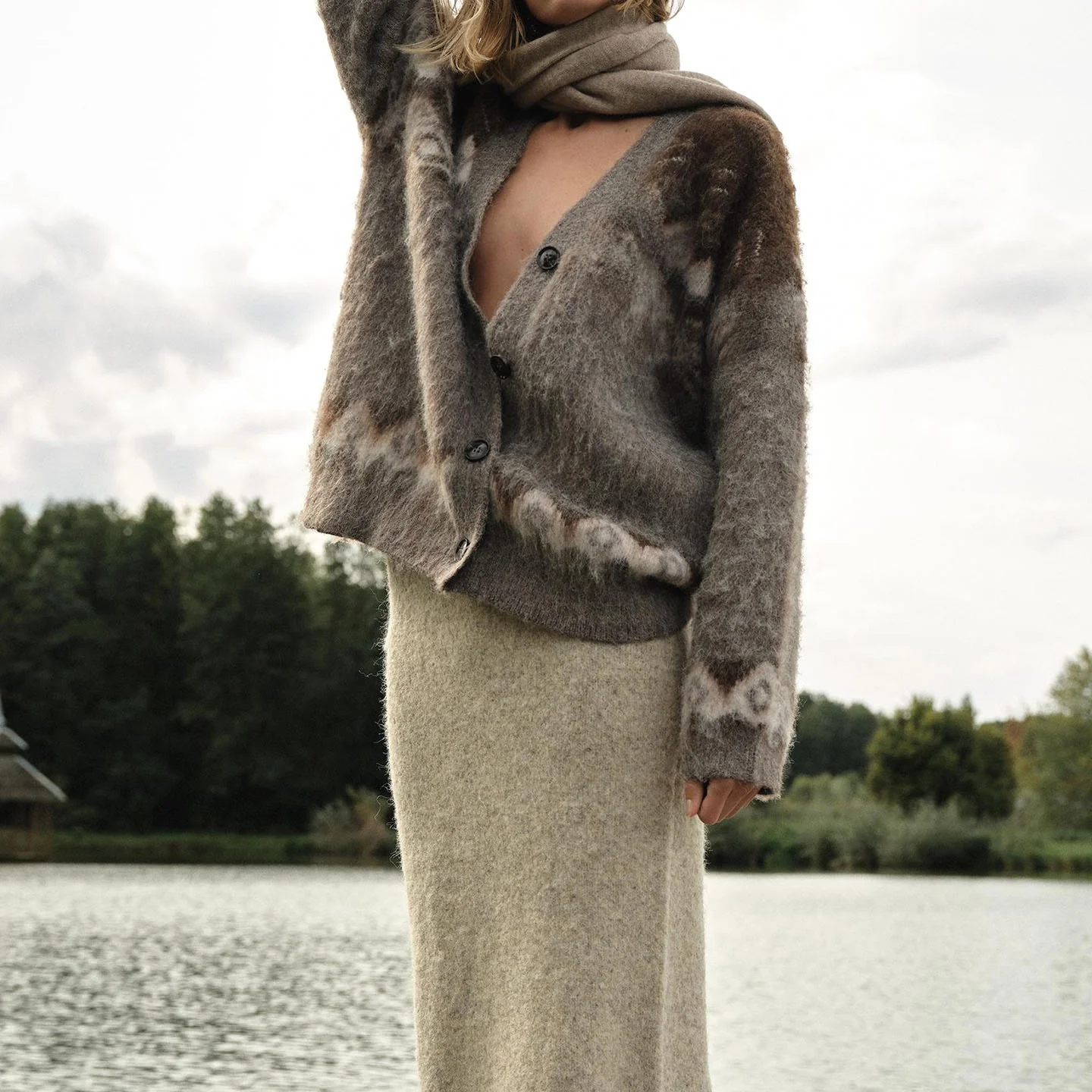 

Z Women's Knitted Floral Effect Jaet Color Blo Faionable Ele 2025 New Arrival Long Sve V-Ne Button Closure