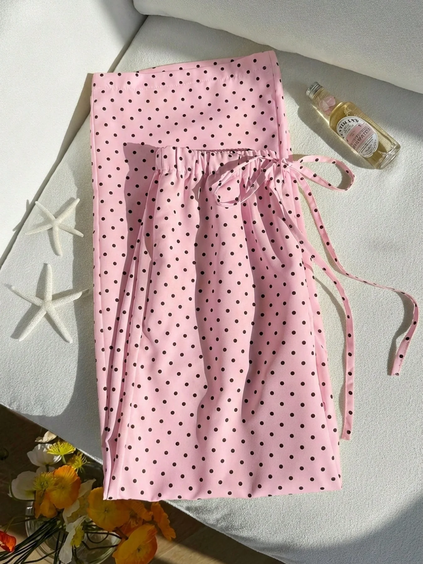Sommerliche neue, weit geschnittene, figurbetonte, gerade geschnittene Hose mit fließendem Fall, dünnem Stoff, Polka-Dot-Print und elastischem Bund im Casual-Stil. – Detail 5