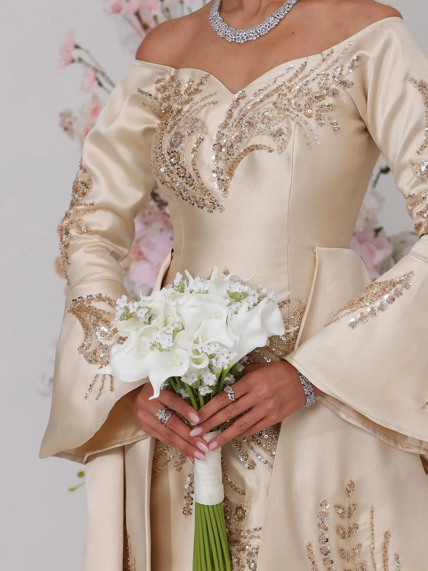 Abito da sposa personalizzato con maniche svasate squisite di lusso champagne, maniche lunghe, spalle scoperte, festa nuziale con paillettes ricamate