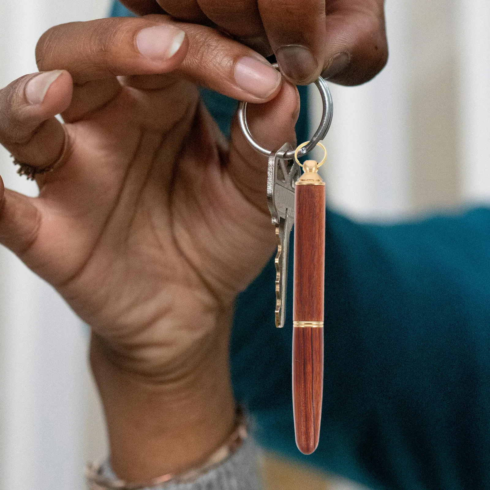 

2Pcs Elegant Ear Spoon Keychain Set Durable Brass Wood for Safe Ear Care Routine Earwax Cleaning Stick Earwax Cleaning Tools