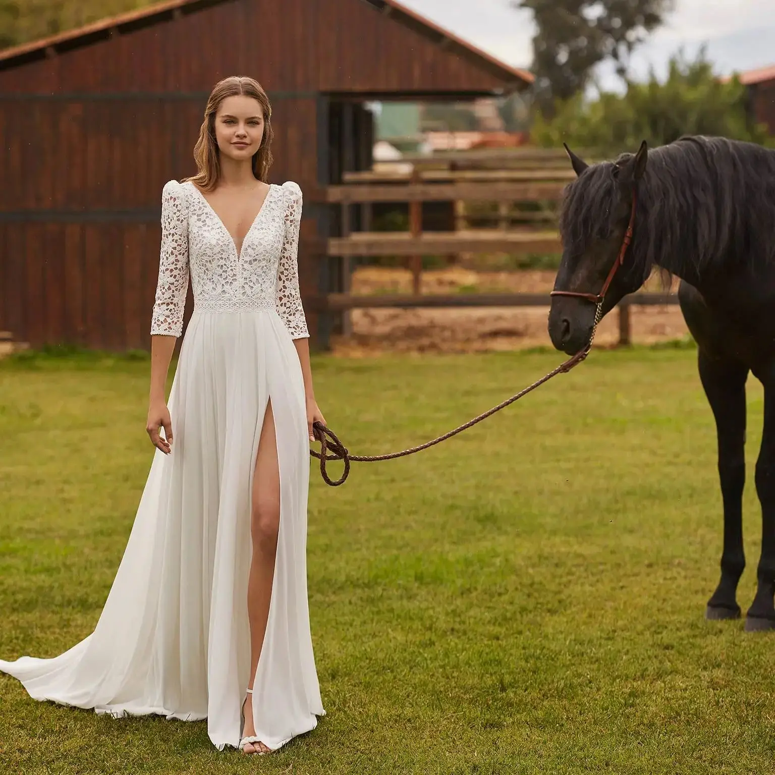 Aラインボヘミアンウェディングドレス、Vネックレースブライダルガウン、七分袖、カスタムメイド、ハイ スリット、スイープトレイン、女性用ローブドソリエ