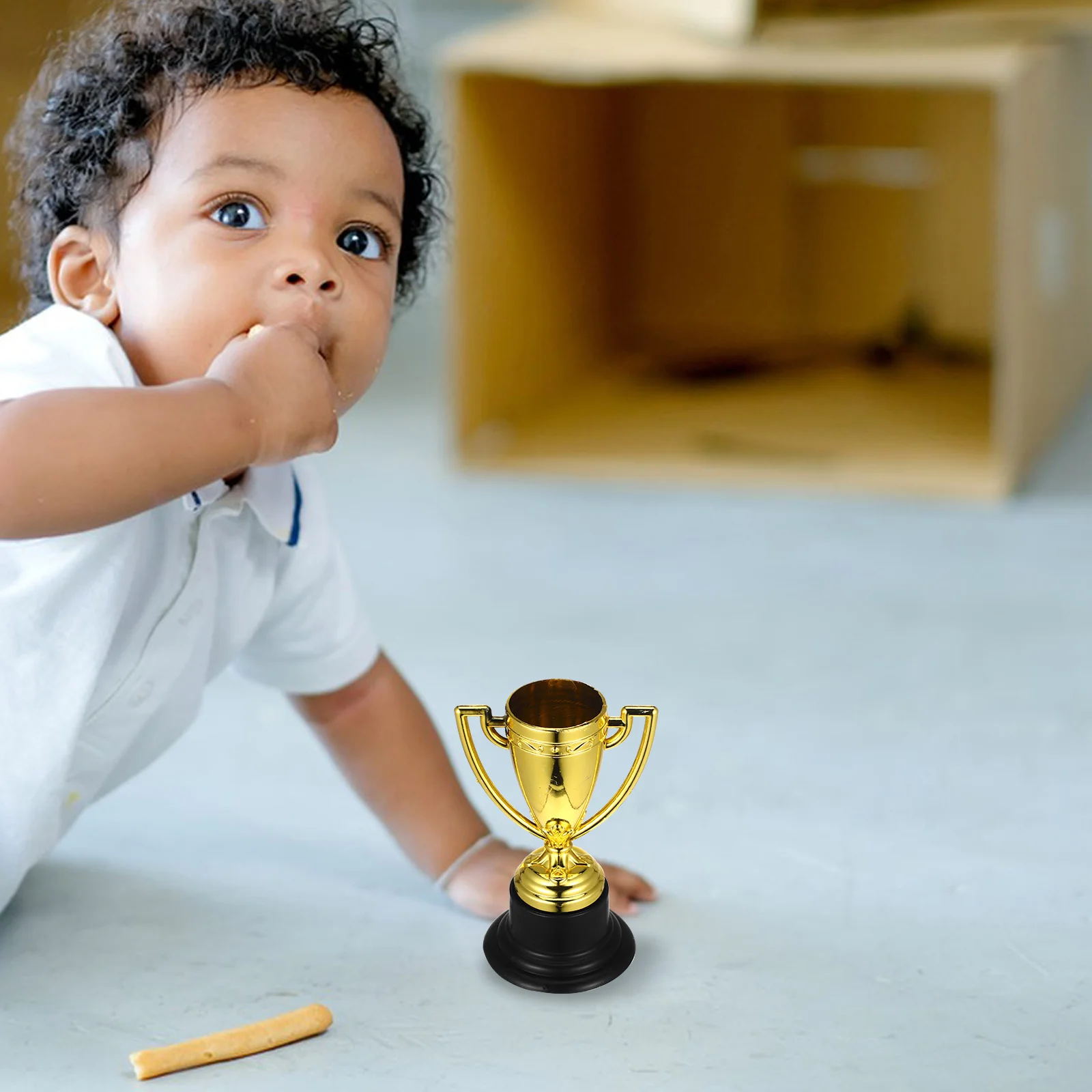 12 Stück goldene Mini-Auszeichnungstrophäe aus Kunststoff, Belohnungspreise, Dekoration, Kindergarten, Kinder, Geschenk, Auszeichnungen, Trophäe mit schwarzer Basis für Wettbewerb