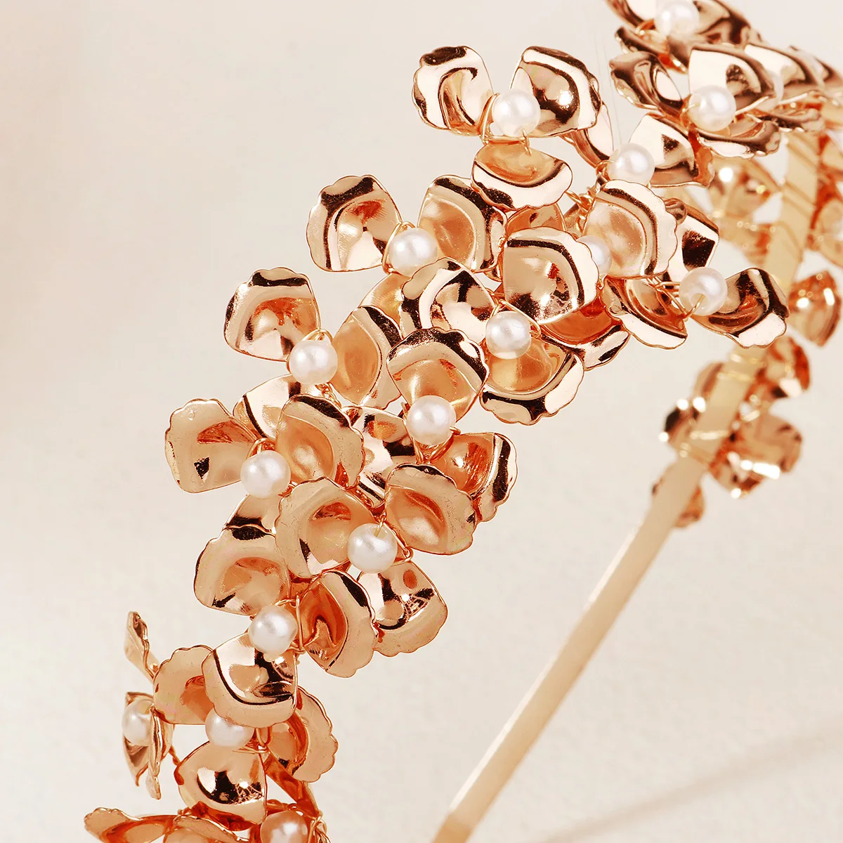 Gloden سبيكة زهرة العروس الزفاف رباط شعر لؤلؤ فاخر الأزهار تيارا أغطية الرأس للنساء أغطية الرأس الفاخرة للحفلات كهدية