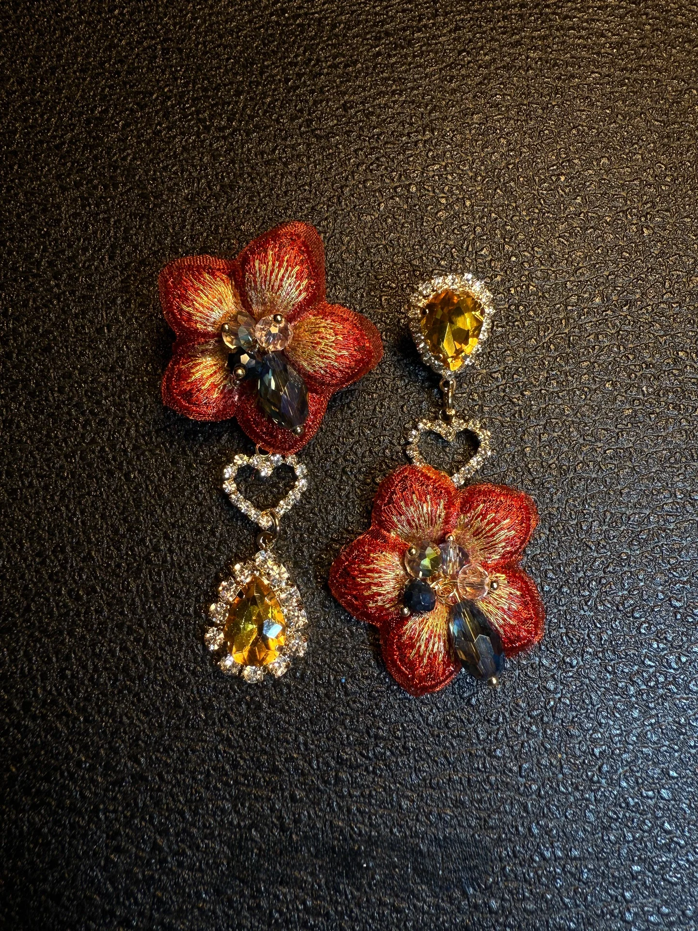 brincos-assimetricos-laranja-com-flores-bordadas-joias-de-orelha-de-luxo-fenas-decoracoes-exageradas-para-orelhas