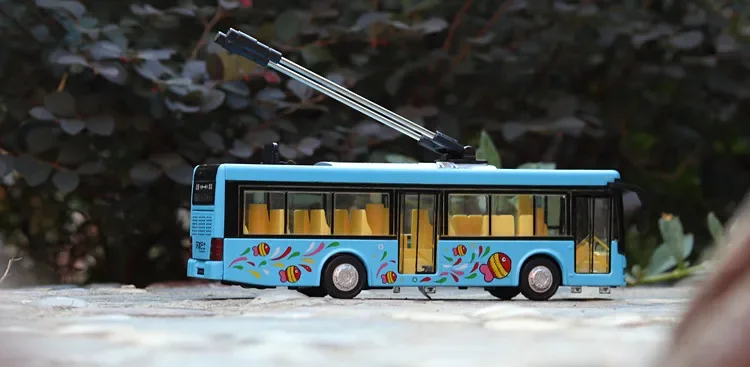 절묘한 음성 방송 버스 합금 자동차 모델 시뮬레이션 금속 다이캐스팅 사운드 및 라이트 풀백 모델