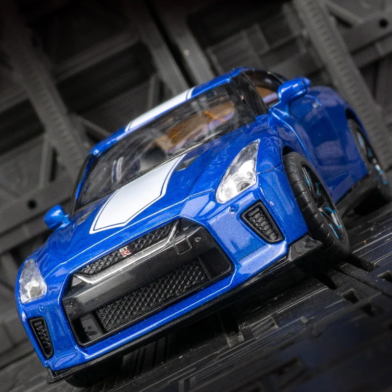1:32 Nissan GTR 50e anniversaire édition alliage modèle de voiture ornements collection 2 portes peuvent ouvrir des jouets rétractables pour enfants.