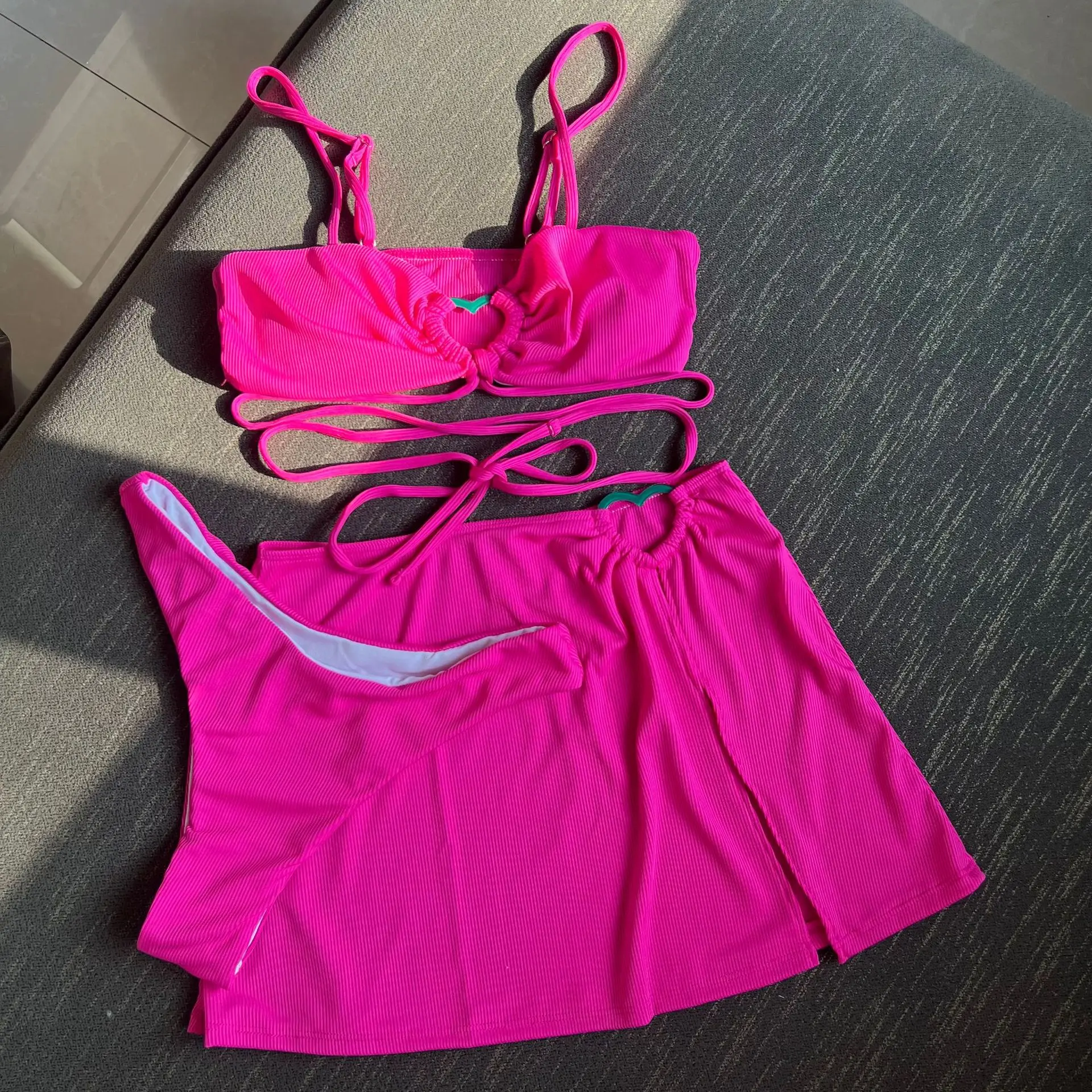 

Новый однотонный купальник-бикини из трех частей с цветными вставками