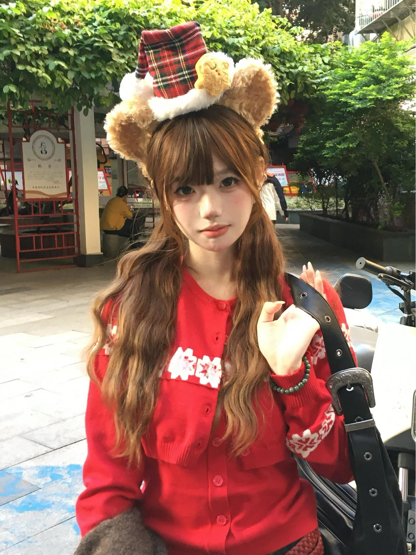 ชุดเสื้อไหมพรมถักทรงเกาหลี สไตล์หวานซ่อนเปรี้ยว ปักลายสีแดงต้อนรับปีใหม่ สำหรับผู้หญิง เสื้อกล้ามใส่เป็นชุดชั้นใน