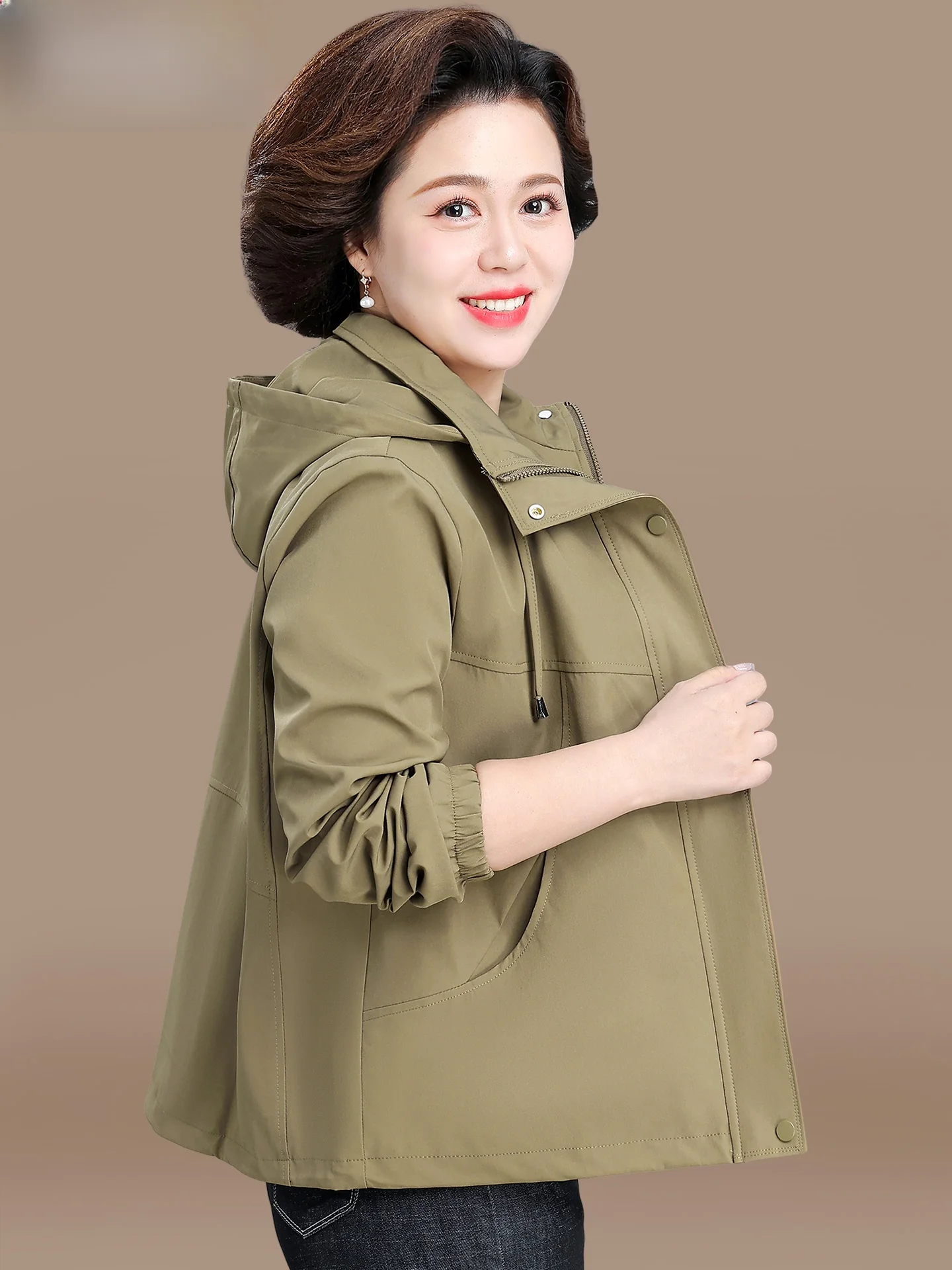 

Повседневная осенняя верхняя одежда для мам среднего и старшего возраста: новая куртка премиум-класса 2025 года с капюшоном на молнии из полиэфирного волокна