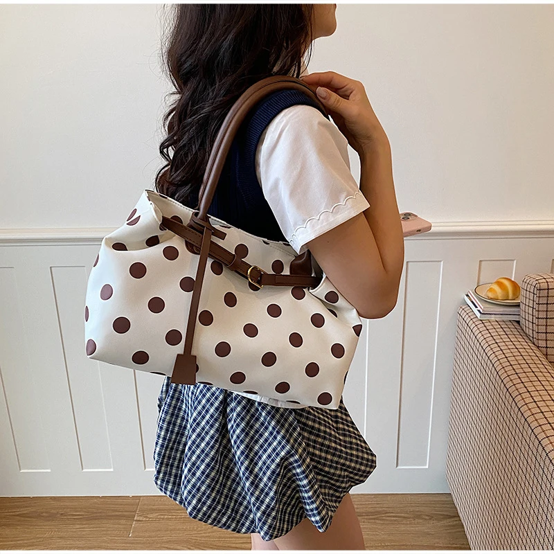 Neue koreanische stilvolle gepunktete Tragetasche, personalisierte lässige Schultertasche mit Gürteldekor, einfache, vielseitige Pendler-Unterarmtasche – Detail 15