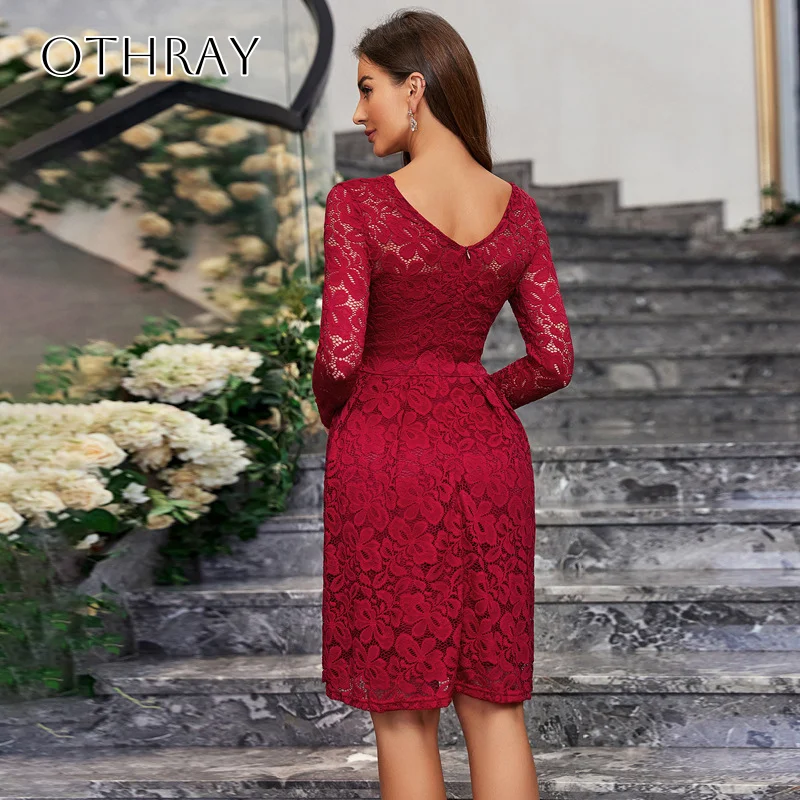 فساتين لحفلات الكوكتيل من الدانتيل على شكل حرف V وأكمام طويلة وطيات بطول الركبة مخصصة