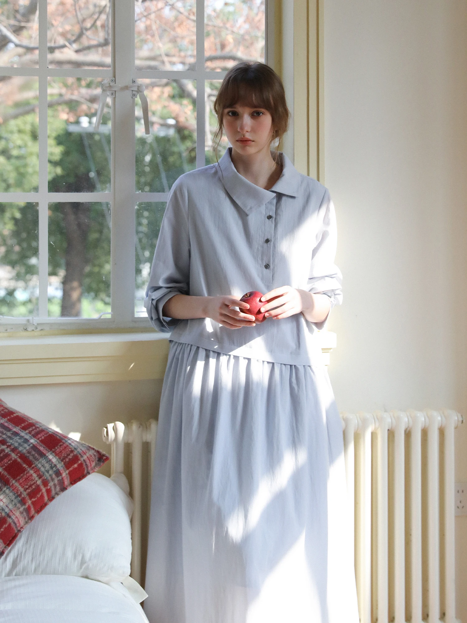 

MELLIIY 2026 Весна Новинка: Женское повседневное платье в студенческом стиле с воротником-стойкой, длинное, синее, с оборками на талии и подоле