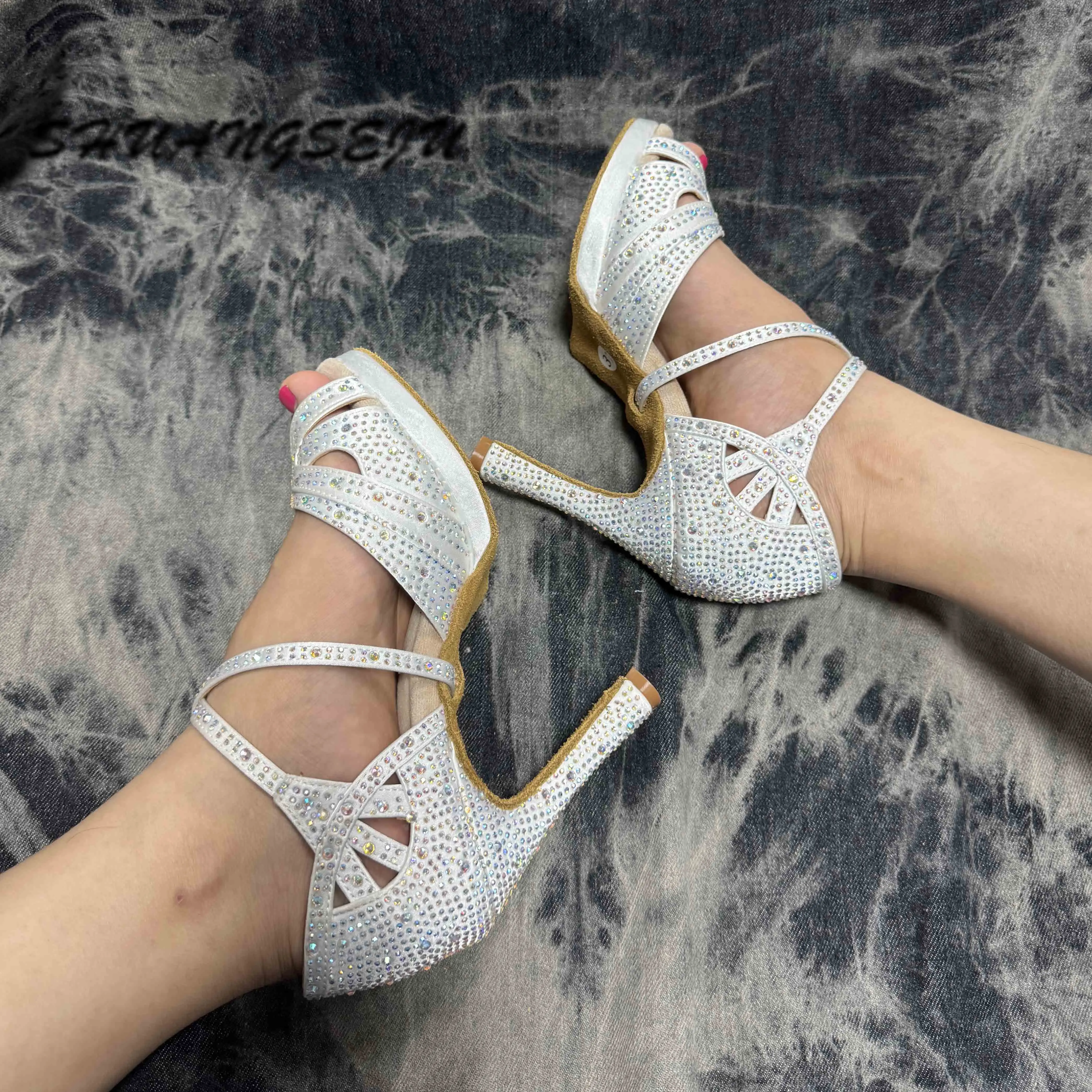 SHUANGSEJU White shiny Latin dance shoes, women's cha-cha samba, salsa party and banquet ballroom dance shoes, thick-soled 1cm