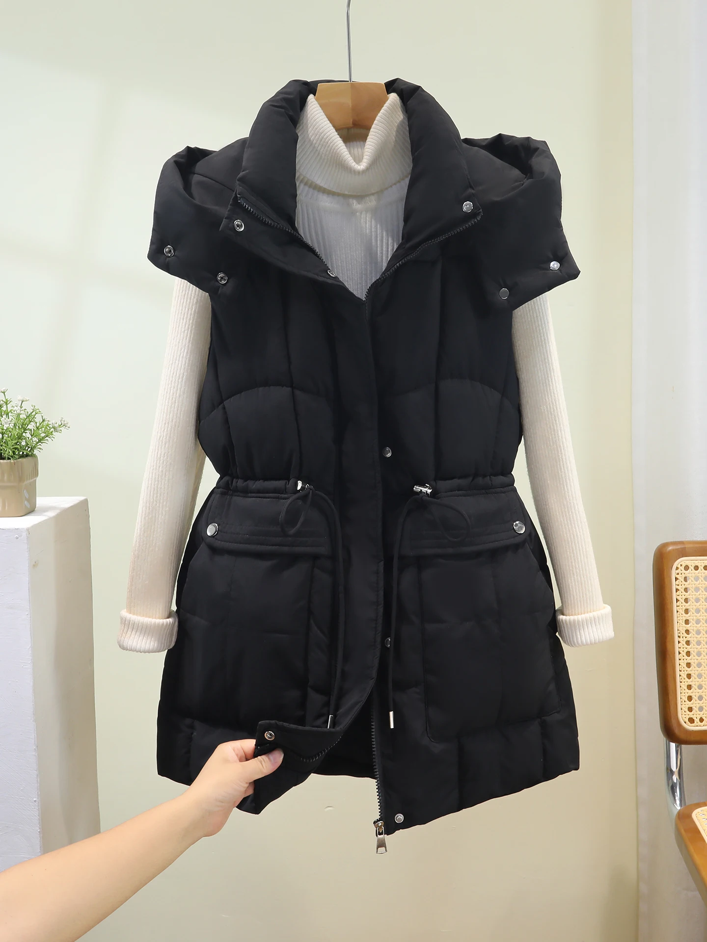 سترة نسائية من القطن لخريف وشتاء جديد 2025 ملابس خارجية أوروبية بقلنسوة متوسطة الطول وخصر مقصوص وسادة كتف