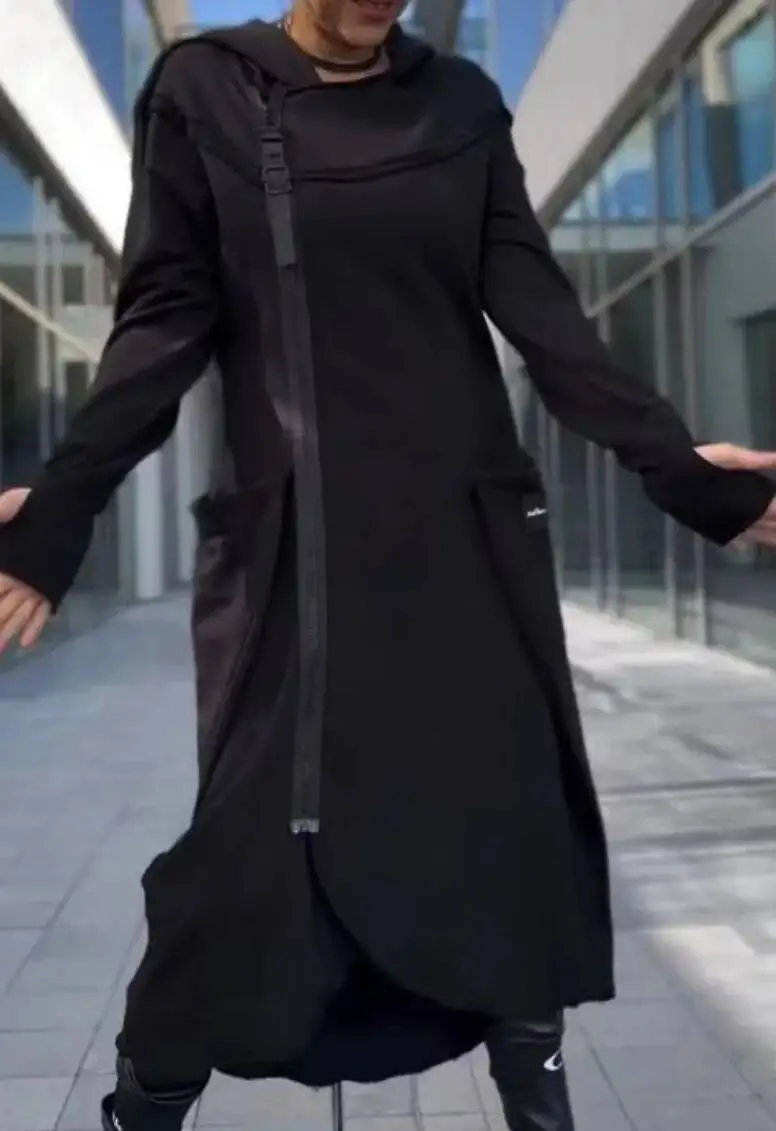 سترة طويلة غير منتظمة للنساء لخريف وشتاء 2025 بلون سادة وجيب بسحاب