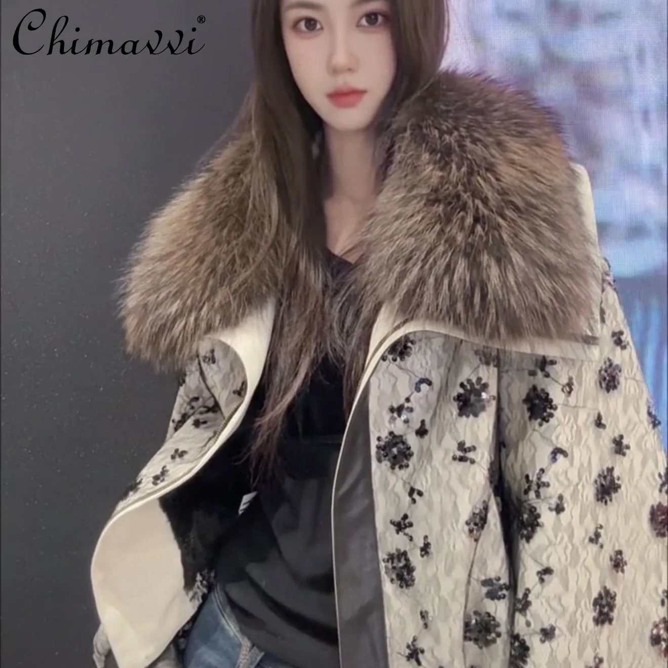 2025 invierno nueva moda de gama alta gruesa cálida piel de mapache encaje pesado lentejuelas abrigo mujer elegante ropa de calle chaqueta de mujer Top