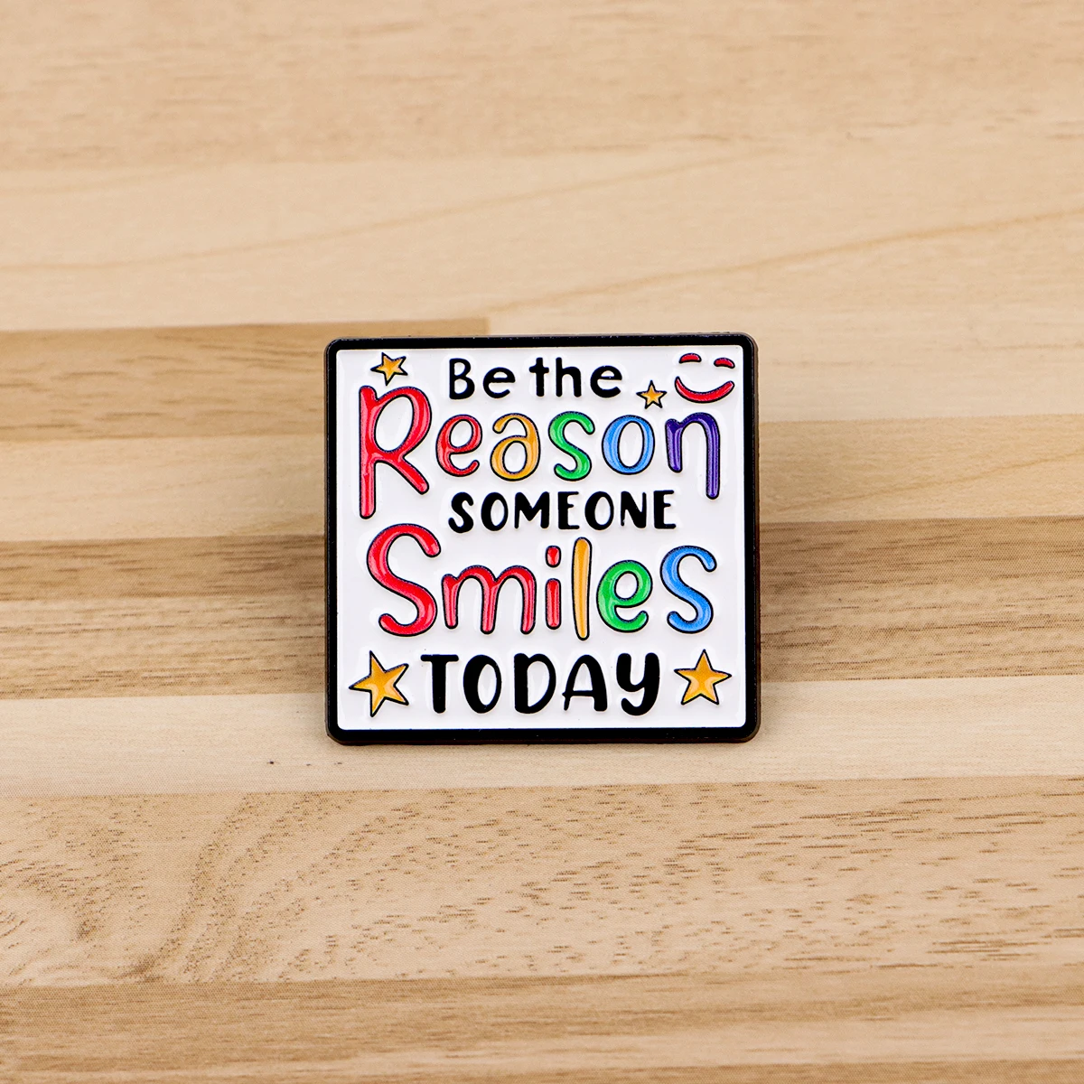 "Be the Reason SOMEONE Smiles TODAY" Emaille-Anstecknadel, lustige Spiegelzitate, Brosche, Anstecknadeln, Abzeichen, Accessoires, Modeschmuck, Geschenke – Detail 4