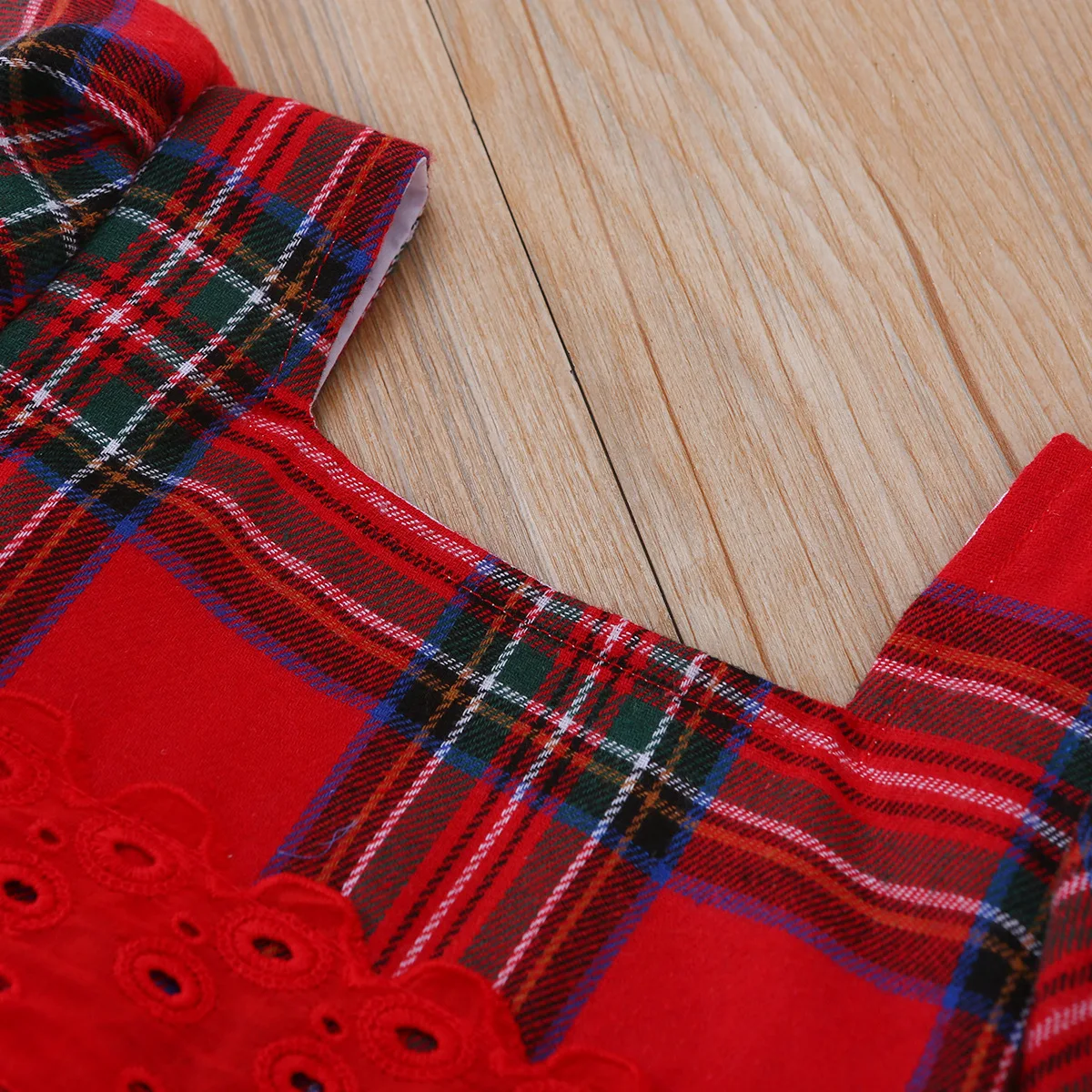 Weihnachtliches rotes kariertes Kurzarmkleid für Babys und Kleinkinder, süßes Feiertagsoutfit, Säuglingskleidung – Detail 3