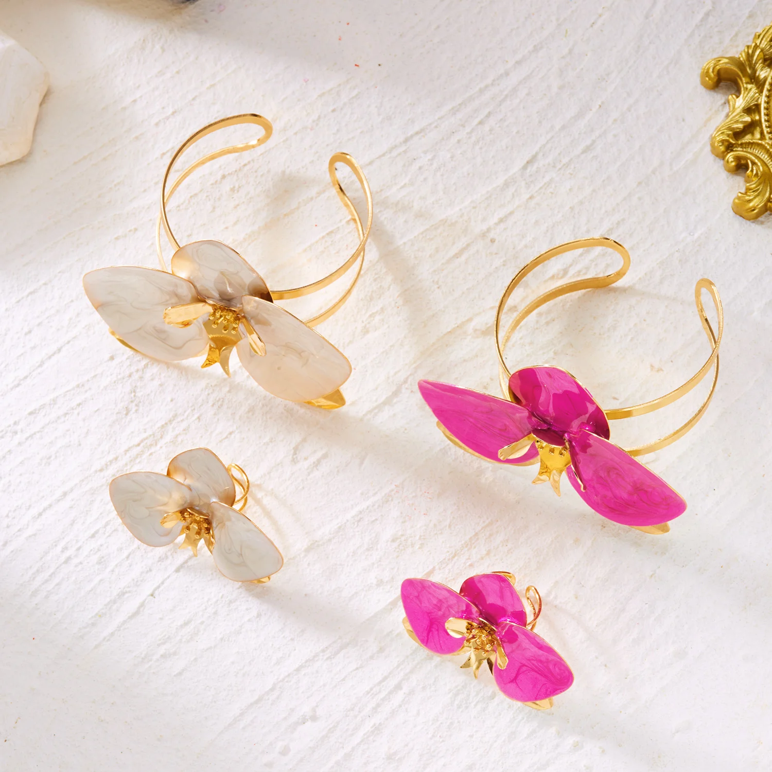 2-teiliges Metall-Blumen-Armband- und Ring-Set für Damen, Übertriebenes Emaille-Blütenblatt-Manschettenarmband, Hochzeits- und Bankett-Schmuckgeschenke – Detail 5