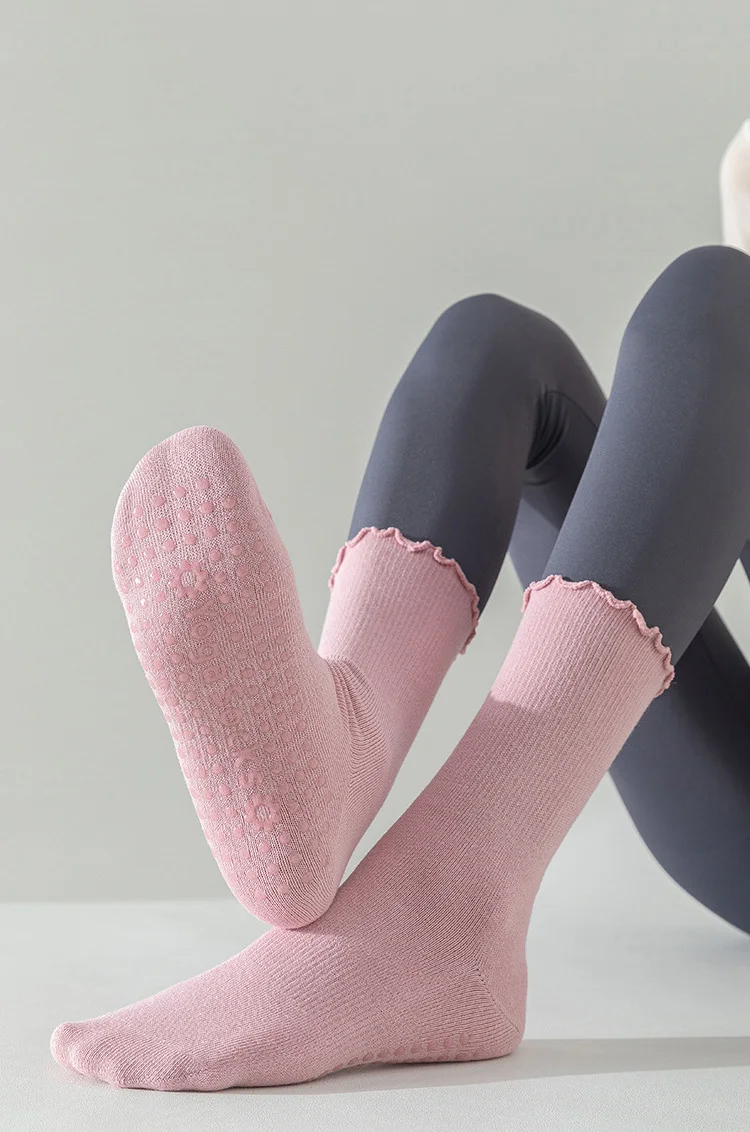 3 Paar Yoga-Socken für Damen, aus reiner Baumwolle, knöchelhoch, einfarbig, mit rutschfester Sohle, ideal für Pilates, mit Rüschen, atmungsaktiv, für Sport, Fitness und zum Tragen auf dem Boden. – Detail 2