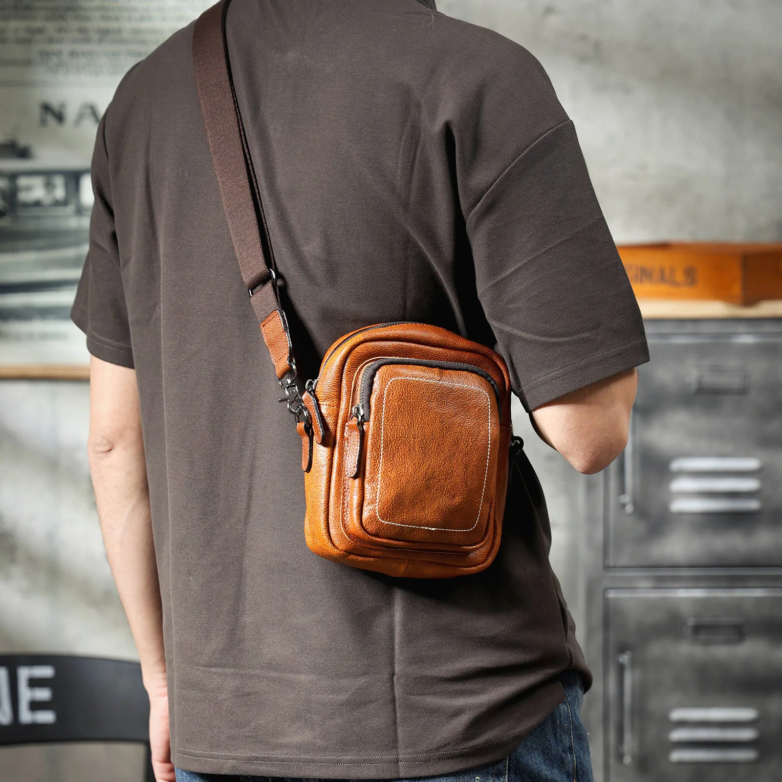 Premium Echtleder Herren Umhängetasche Brusttasche für Männer Vollnarbenleder Mini-Schultertasche für Handy & Schlüssel – Detail 5