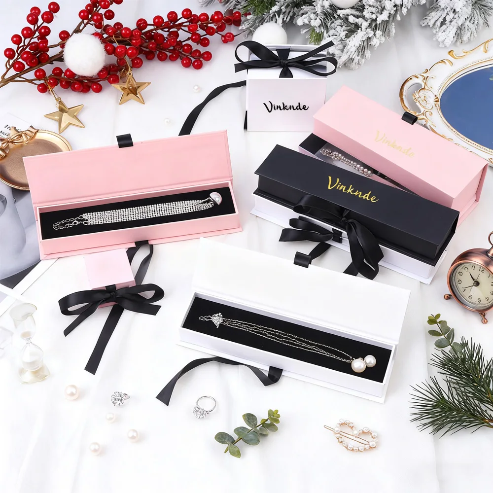 

Ожерелье Серьги Упаковочные коробки Пользовательский логотип Роскошный галстук Браслет Картонное кольцо Лента Подарочная бумага Лук Шкатулка для драгоценностей Свадебные подарки