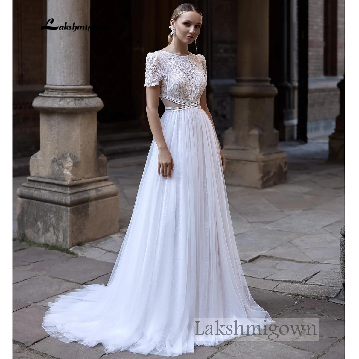 Lakshmigown Boho-Brautkleid, kurze Ärmel, Spitze, Boot-Ausschnitt, ausgeschnittene Taille, tiefer V-Ausschnitt am Rücken, Tüll, A-Linien-Hochzeitskleid, nach Maß gefertigt. – Detail 5
