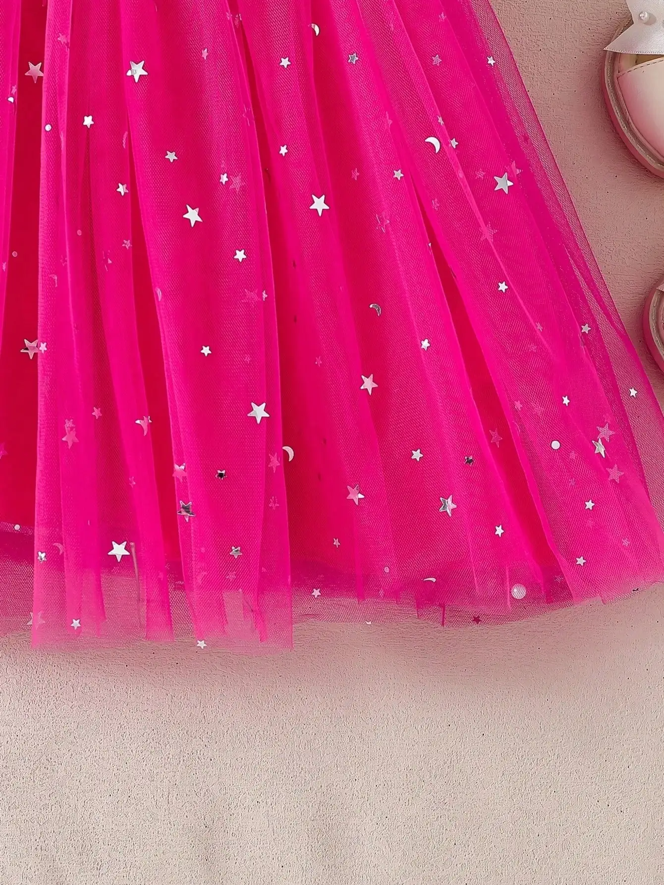 Sommerliches magentafarbenes Prinzessinnenkleid mit Sternen und Mond, eleganter und modischer Stil, beliebter Stil. – Detail 5