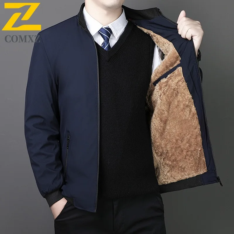 เสื้อแจ็คเก็ตผู้ชาย COMXZ Urban Adventure 2025 คอตั้ง สำหรับกิจกรรมกลางแจ้ง ผ้าหนา อุ่น สไตล์สตรีท สวมใส่สบาย เสื้อคลุมกันหนาว