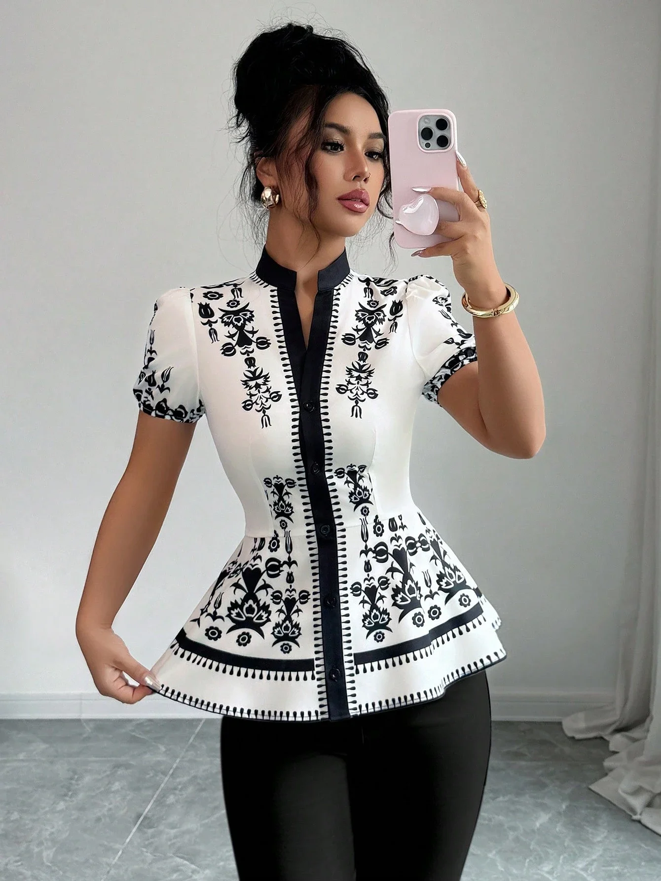 

Элегантная женская блузка с цветочным принтом, вырезом на воротнике и короткими рукавами-пеплум.