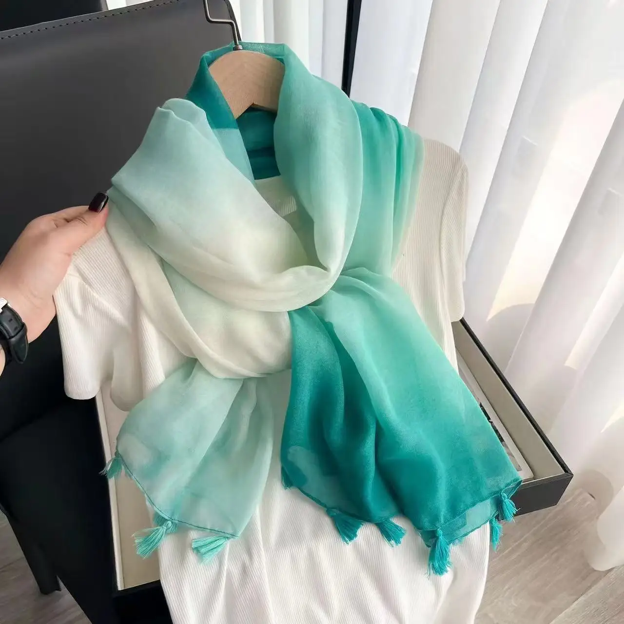 

Women Spring Summer New Gradient Color Cotton Linen Scarf Spend Vacation By Sea Oversize Sunscreen Shawl Warm Tassel Thin Scarf